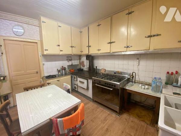 A VENDRE à Saint-Bonnet-de-Salers (CANTAL), un ensemble immobilier avec une partie à usage d'ha...