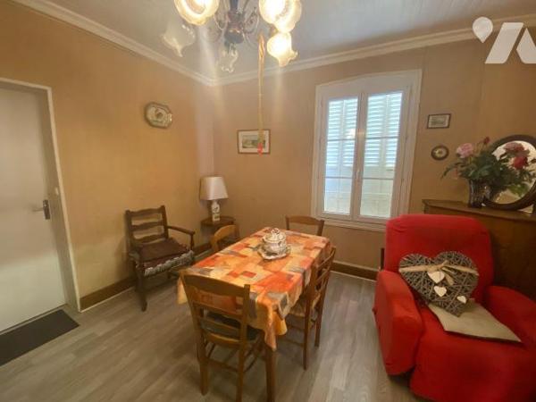 A VENDRE à Saint-Bonnet-de-Salers (CANTAL), un ensemble immobilier avec une partie à usage d'ha...