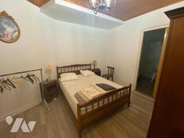 A VENDRE à Saint-Bonnet-de-Salers (CANTAL), un ensemble immobilier avec une partie à usage d'ha...