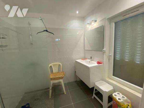 A VENDRE à Saint-Bonnet-de-Salers (CANTAL), un ensemble immobilier avec une partie à usage d'ha...