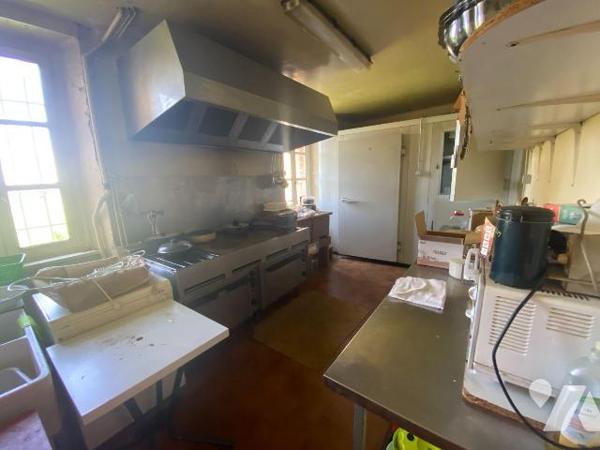 A VENDRE à Saint-Bonnet-de-Salers (CANTAL), un ensemble immobilier avec une partie à usage d'ha...