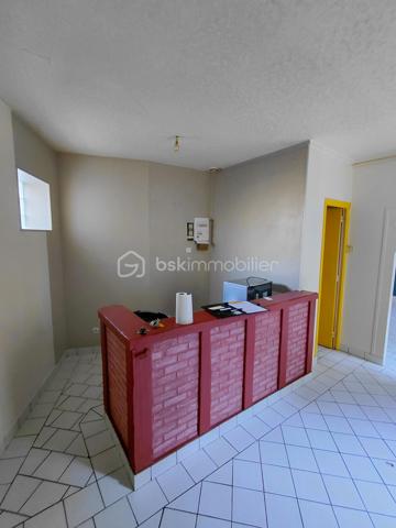 Situé à proximité de la plage et du port et de la gare . à deux pas de la rue piétonne et des commerces
appartement avec de bon volume d'une surface de 43 m2 , au 1 étage sur court calme et lumineux
il comprend cuisine avec bar et coin repas , 1 séjour salon , 1 chambre avec salle de douche privative , 1 wc séparé
son agencement est très pratique , chauffage central au gaz ( chaudière 1 an )
de plus une belle cave privative vélo , planche à voile etc ...
prévoir quelques embellissements
Vraiment idéal pied à terre.