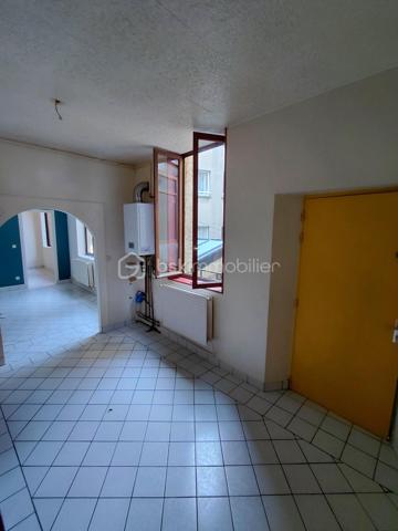 Situé à proximité de la plage et du port et de la gare . à deux pas de la rue piétonne et des commerces
appartement avec de bon volume d'une surface de 43 m2 , au 1 étage sur court calme et lumineux
il comprend cuisine avec bar et coin repas , 1 séjour salon , 1 chambre avec salle de douche privative , 1 wc séparé
son agencement est très pratique , chauffage central au gaz ( chaudière 1 an )
de plus une belle cave privative vélo , planche à voile etc ...
prévoir quelques embellissements
Vraiment idéal pied à terre.