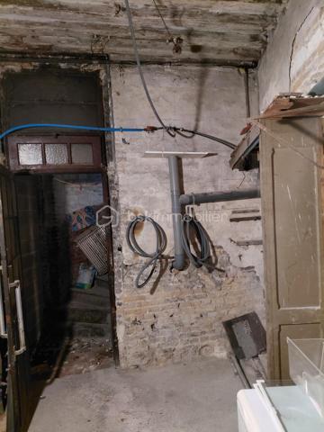 Situé à proximité de la plage et du port et de la gare . à deux pas de la rue piétonne et des commerces
appartement avec de bon volume d'une surface de 43 m2 , au 1 étage sur court calme et lumineux
il comprend cuisine avec bar et coin repas , 1 séjour salon , 1 chambre avec salle de douche privative , 1 wc séparé
son agencement est très pratique , chauffage central au gaz ( chaudière 1 an )
de plus une belle cave privative vélo , planche à voile etc ...
prévoir quelques embellissements
Vraiment idéal pied à terre.