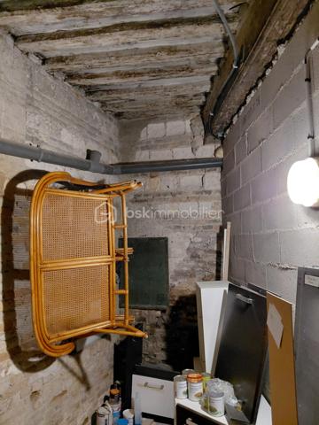 Situé à proximité de la plage et du port et de la gare . à deux pas de la rue piétonne et des commerces
appartement avec de bon volume d'une surface de 43 m2 , au 1 étage sur court calme et lumineux
il comprend cuisine avec bar et coin repas , 1 séjour salon , 1 chambre avec salle de douche privative , 1 wc séparé
son agencement est très pratique , chauffage central au gaz ( chaudière 1 an )
de plus une belle cave privative vélo , planche à voile etc ...
prévoir quelques embellissements
Vraiment idéal pied à terre.