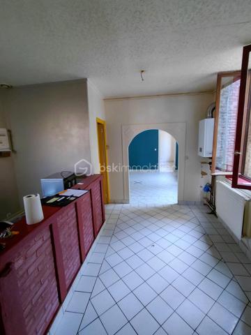 Situé à proximité de la plage et du port et de la gare . à deux pas de la rue piétonne et des commerces
appartement avec de bon volume d'une surface de 43 m2 , au 1 étage sur court calme et lumineux
il comprend cuisine avec bar et coin repas , 1 séjour salon , 1 chambre avec salle de douche privative , 1 wc séparé
son agencement est très pratique , chauffage central au gaz ( chaudière 1 an )
de plus une belle cave privative vélo , planche à voile etc ...
prévoir quelques embellissements
Vraiment idéal pied à terre.