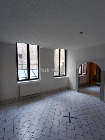 Situé à proximité de la plage et du port et de la gare . à deux pas de la rue piétonne et des commerces
appartement avec de bon volume d'une surface de 43 m2 , au 1 étage sur court calme et lumineux
il comprend cuisine avec bar et coin repas , 1 séjour salon , 1 chambre avec salle de douche privative , 1 wc séparé
son agencement est très pratique , chauffage central au gaz ( chaudière 1 an )
de plus une belle cave privative vélo , planche à voile etc ...
prévoir quelques embellissements
Vraiment idéal pied à terre.