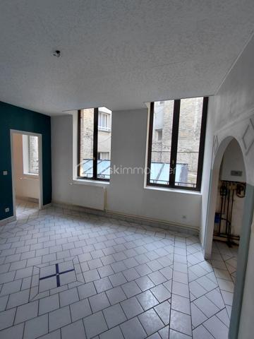 Situé à proximité de la plage et du port et de la gare . à deux pas de la rue piétonne et des commerces
appartement avec de bon volume d'une surface de 43 m2 , au 1 étage sur court calme et lumineux
il comprend cuisine avec bar et coin repas , 1 séjour salon , 1 chambre avec salle de douche privative , 1 wc séparé
son agencement est très pratique , chauffage central au gaz ( chaudière 1 an )
de plus une belle cave privative vélo , planche à voile etc ...
prévoir quelques embellissements
Vraiment idéal pied à terre.