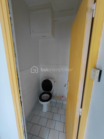 Situé à proximité de la plage et du port et de la gare . à deux pas de la rue piétonne et des commerces
appartement avec de bon volume d'une surface de 43 m2 , au 1 étage sur court calme et lumineux
il comprend cuisine avec bar et coin repas , 1 séjour salon , 1 chambre avec salle de douche privative , 1 wc séparé
son agencement est très pratique , chauffage central au gaz ( chaudière 1 an )
de plus une belle cave privative vélo , planche à voile etc ...
prévoir quelques embellissements
Vraiment idéal pied à terre.