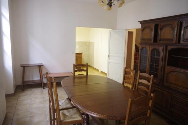 GONDRIN, MAISON EN PIERRE AVEC COUR COMPRENANT DEUX APPARTEMENTS DE 5 ET 6 PIECES