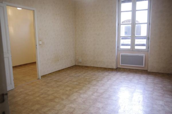 GONDRIN, MAISON EN PIERRE AVEC COUR COMPRENANT DEUX APPARTEMENTS DE 5 ET 6 PIECES