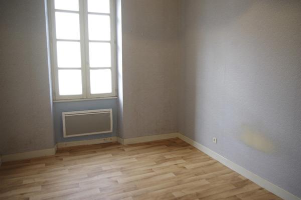 GONDRIN, MAISON EN PIERRE AVEC COUR COMPRENANT DEUX APPARTEMENTS DE 5 ET 6 PIECES