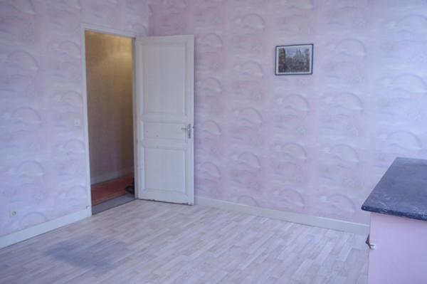 GONDRIN, MAISON EN PIERRE AVEC COUR COMPRENANT DEUX APPARTEMENTS DE 5 ET 6 PIECES