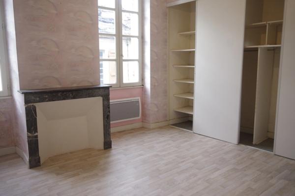 GONDRIN, MAISON EN PIERRE AVEC COUR COMPRENANT DEUX APPARTEMENTS DE 5 ET 6 PIECES