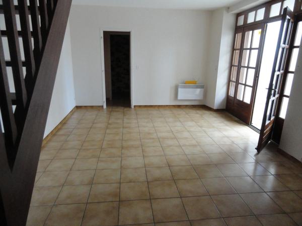 GONDRIN, MAISON EN PIERRE AVEC COUR COMPRENANT DEUX APPARTEMENTS DE 5 ET 6 PIECES