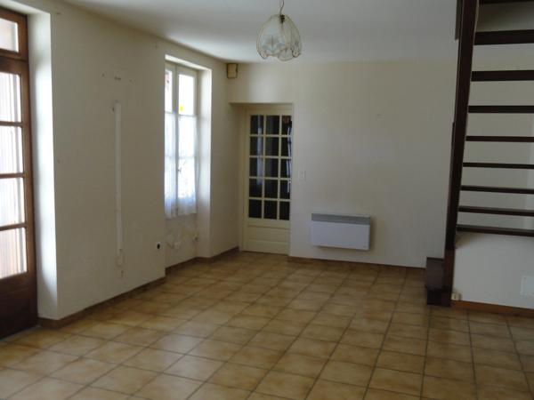 GONDRIN, MAISON EN PIERRE AVEC COUR COMPRENANT DEUX APPARTEMENTS DE 5 ET 6 PIECES