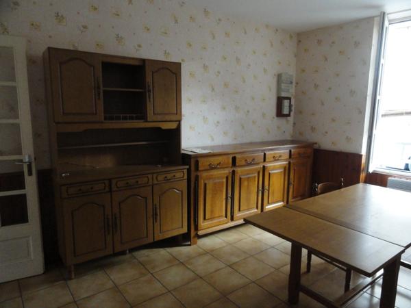 GONDRIN, MAISON EN PIERRE AVEC COUR COMPRENANT DEUX APPARTEMENTS DE 5 ET 6 PIECES