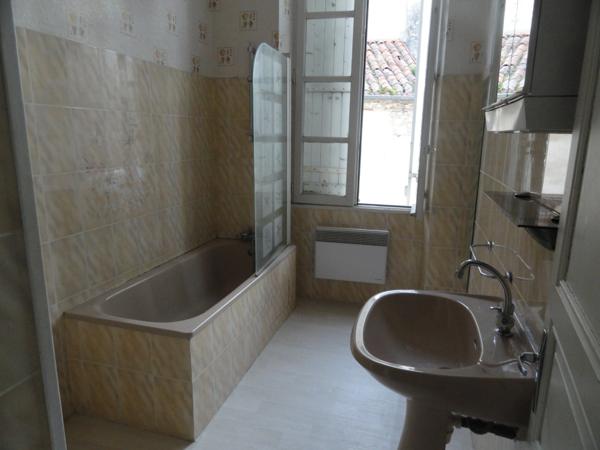 GONDRIN, MAISON EN PIERRE AVEC COUR COMPRENANT DEUX APPARTEMENTS DE 5 ET 6 PIECES