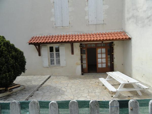 GONDRIN, MAISON EN PIERRE AVEC COUR COMPRENANT DEUX APPARTEMENTS DE 5 ET 6 PIECES