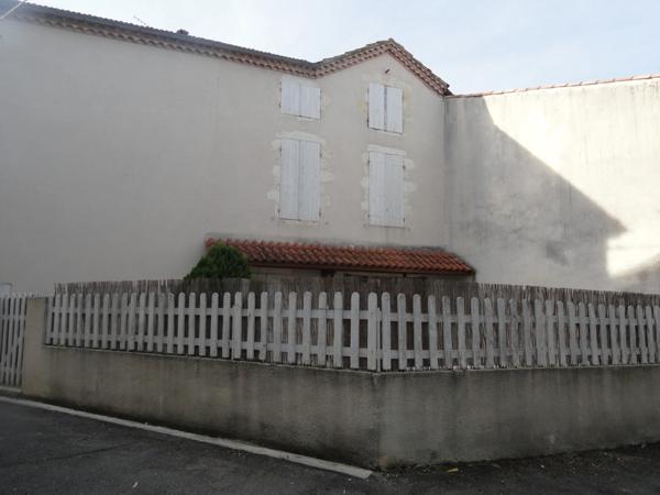 GONDRIN, MAISON EN PIERRE AVEC COUR COMPRENANT DEUX APPARTEMENTS DE 5 ET 6 PIECES