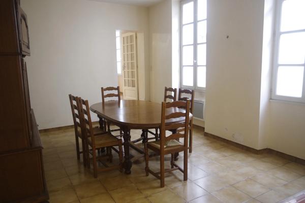 GONDRIN, MAISON EN PIERRE AVEC COUR COMPRENANT DEUX APPARTEMENTS DE 5 ET 6 PIECES