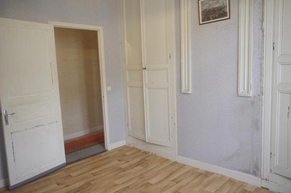 GONDRIN, MAISON EN PIERRE AVEC COUR COMPRENANT DEUX APPARTEMENTS DE 5 ET 6 PIECES