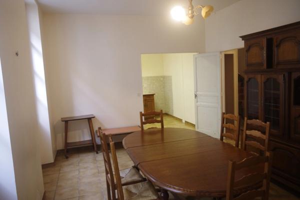 GONDRIN, MAISON EN PIERRE AVEC COUR COMPRENANT DEUX APPARTEMENTS DE 5 ET 6 PIECES