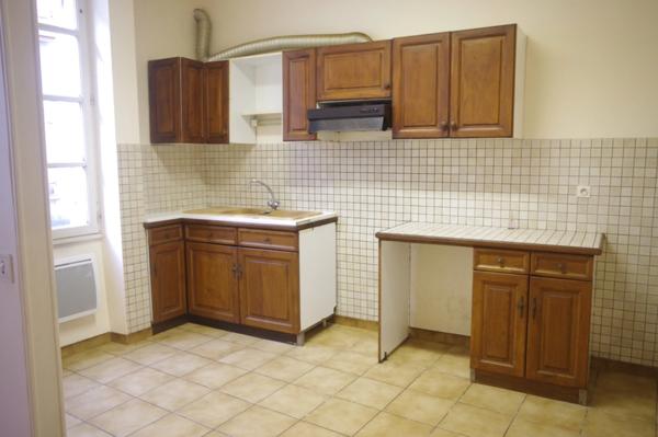 GONDRIN, MAISON EN PIERRE AVEC COUR COMPRENANT DEUX APPARTEMENTS DE 5 ET 6 PIECES