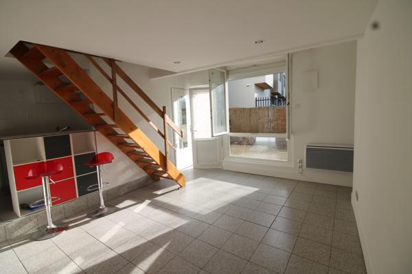Rez de jardin
                                                                                                                                                                                                                                                                                                                        2 pièce(s)                                                                                                                                                                                                          1 chambre(s)                                                                                                                                                                                                          40  m²