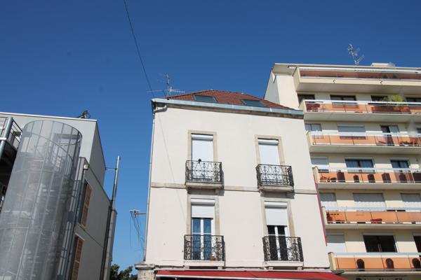 Rez de jardin
                                                                                                                                                                                                                                                                                                                        2 pièce(s)                                                                                                                                                                                                          1 chambre(s)                                                                                                                                                                                                          40  m²