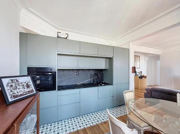 Vue panoramique pour cet appartement de charme T3, sur les toits et la cathédrale de Vannes. Hyper centre ville