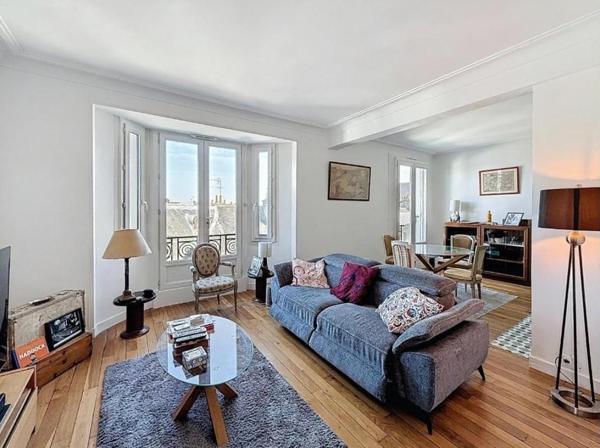 Vue panoramique pour cet appartement de charme T3, sur les toits et la cathédrale de Vannes. Hyper centre ville