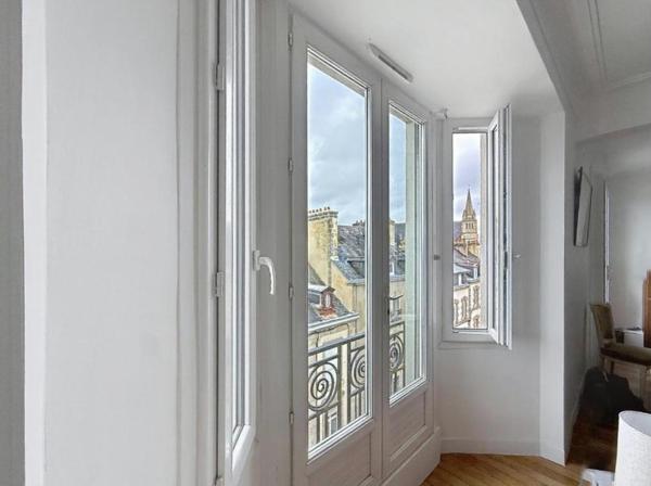 Vue panoramique pour cet appartement de charme T3, sur les toits et la cathédrale de Vannes. Hyper centre ville