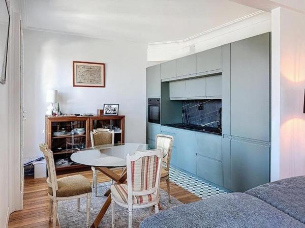 Vue panoramique pour cet appartement de charme T3, sur les toits et la cathédrale de Vannes. Hyper centre ville