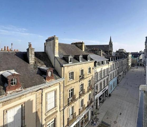 Vue panoramique pour cet appartement de charme T3, sur les toits et la cathédrale de Vannes. Hyper centre ville