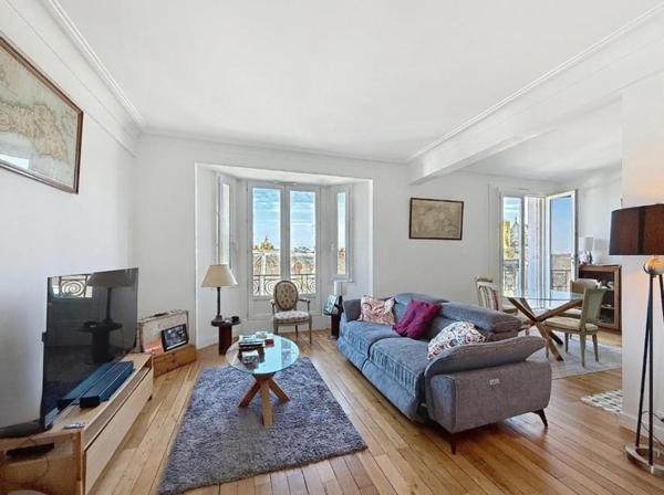 Vue panoramique pour cet appartement de charme T3, sur les toits et la cathédrale de Vannes. Hyper centre ville