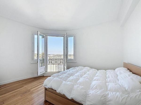 Vue panoramique pour cet appartement de charme T3, sur les toits et la cathédrale de Vannes. Hyper centre ville