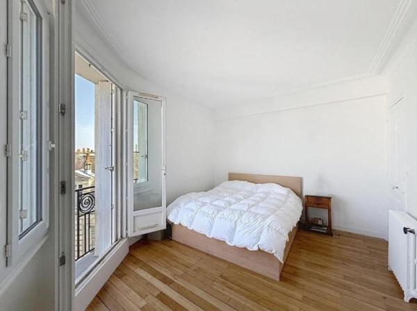 Vue panoramique pour cet appartement de charme T3, sur les toits et la cathédrale de Vannes. Hyper centre ville