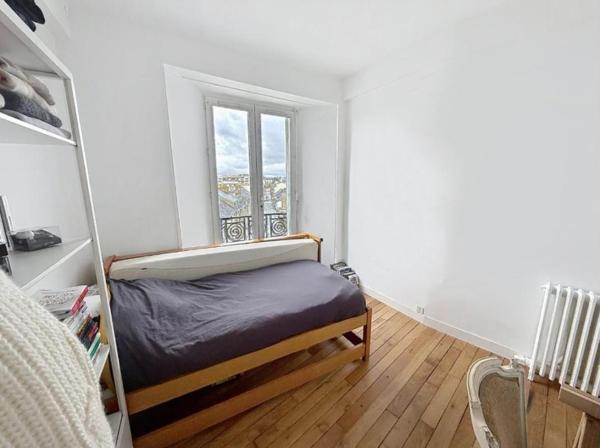 Vue panoramique pour cet appartement de charme T3, sur les toits et la cathédrale de Vannes. Hyper centre ville