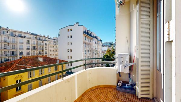 NICE - FLEURS : JOLI 3 PIÈCES TRAVERSANT AVEC PETITE TERRASSE ET BALCON