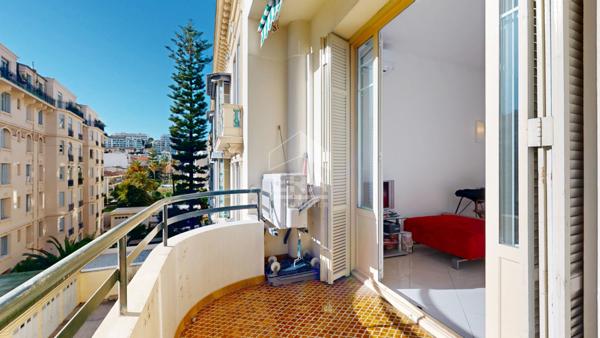 NICE - FLEURS : JOLI 3 PIÈCES TRAVERSANT AVEC PETITE TERRASSE ET BALCON