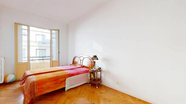 NICE - FLEURS : JOLI 3 PIÈCES TRAVERSANT AVEC PETITE TERRASSE ET BALCON