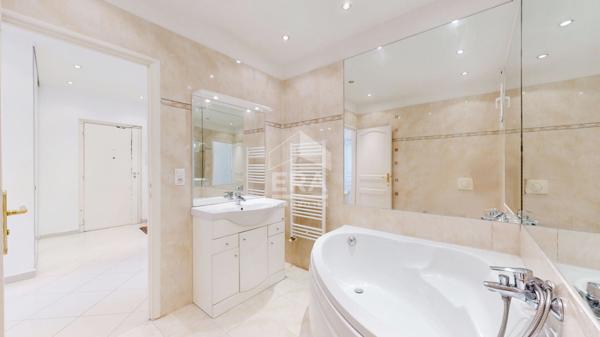 NICE - FLEURS : JOLI 3 PIÈCES TRAVERSANT AVEC PETITE TERRASSE ET BALCON