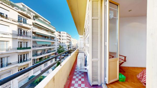 NICE - FLEURS : JOLI 3 PIÈCES TRAVERSANT AVEC PETITE TERRASSE ET BALCON