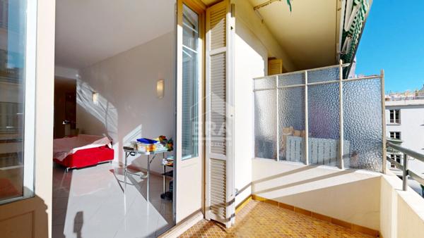 NICE - FLEURS : JOLI 3 PIÈCES TRAVERSANT AVEC PETITE TERRASSE ET BALCON