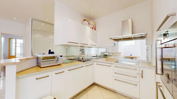 NICE - FLEURS : JOLI 3 PIÈCES TRAVERSANT AVEC PETITE TERRASSE ET BALCON