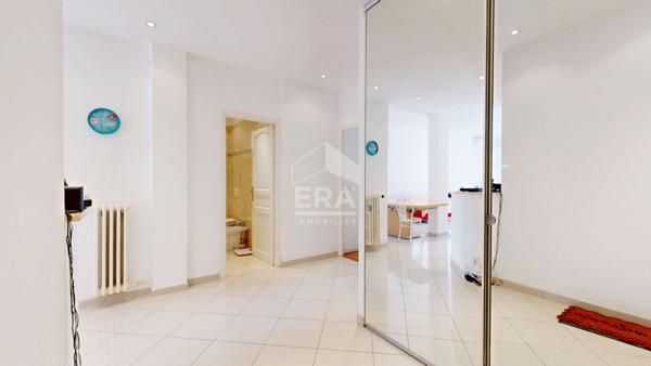 NICE - FLEURS : JOLI 3 PIÈCES TRAVERSANT AVEC PETITE TERRASSE ET BALCON