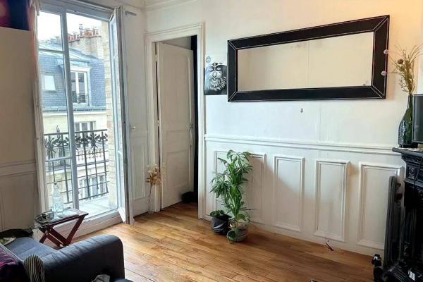 CHARMANT APPARTMENT RENOVE  AU DERNIER ETAGE D'UN BEL IMMEUBLE ANCIEN AVEC BALCON METRO CONVENTION