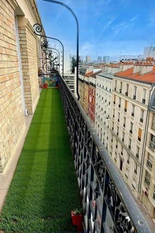 CHARMANT APPARTMENT RENOVE  AU DERNIER ETAGE D'UN BEL IMMEUBLE ANCIEN AVEC BALCON METRO CONVENTION