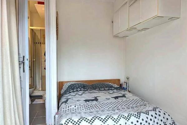 CHARMANT APPARTMENT RENOVE  AU DERNIER ETAGE D'UN BEL IMMEUBLE ANCIEN AVEC BALCON METRO CONVENTION